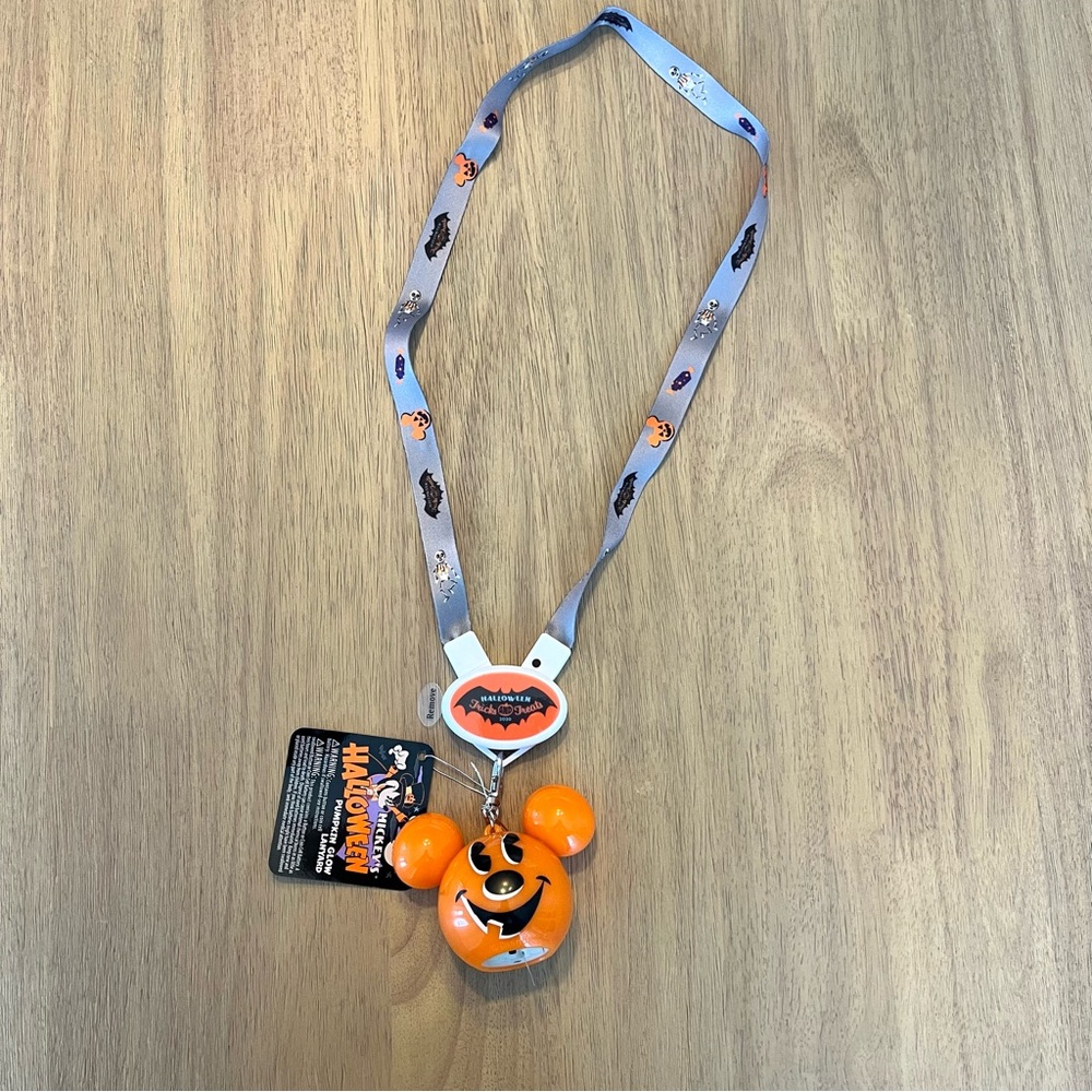 Disney NWT Mickey’s Halloween Pumpkin Glow Lanyard 2020 NEW
